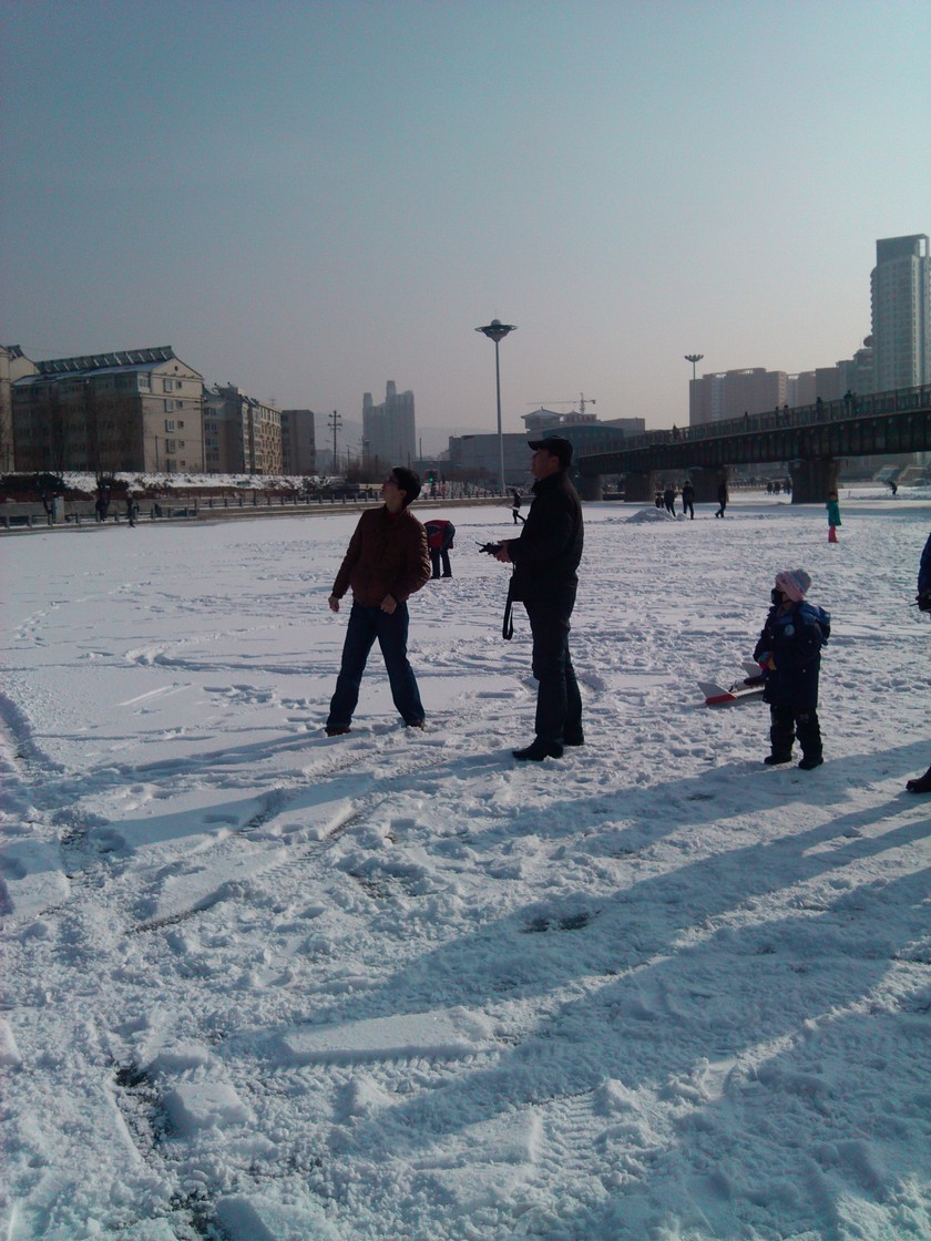 冰天雪地玩飞，补前几天冰场活动照片 冰天雪地,雪地,几天,冰场,活动 作者:电大的 3730 