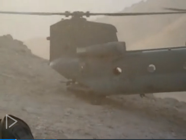 疯狂的支奴干直升机仅靠后轮着陆山坡运送大兵 直升机,nh90直升机,支奴干和鱼鹰,阿帕奇直升机 作者:元宝山 1515 