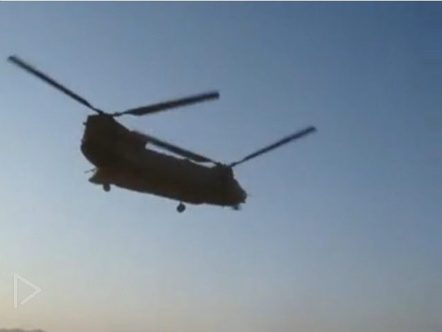 疯狂的支奴干直升机仅靠后轮着陆山坡运送大兵 直升机,nh90直升机,支奴干和鱼鹰,阿帕奇直升机 作者:元宝山 8057 