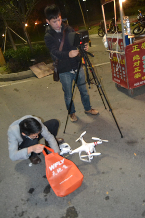 骚嫖伙同小伙伴夜晚川师大校区沙大疆，不知道要偷窥什?!~ 大疆,川师大教务处,川师大九中,大疆是什么,川师大七中 作者:月亮在天上丶 2012 