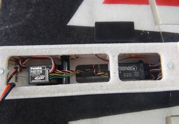 [申请精华！]FY-40A 惯性姿态平衡仪安装实例 固定翼,舵机,电调,遥控器,FUTABA 作者:胜利河 3639 