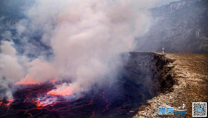 火山学家近距离操纵无人机 拍摄火山口 无人机,火山口,拍摄 作者:中翼网 4528 